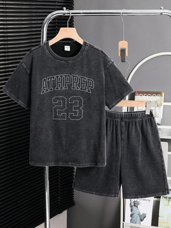 Zweiteiliges Set für Jungen aus T-Shirt und Shorts mit Schneeflocken-Print Zweiteiliges Set für Jungen aus T-Shirt und Shorts mit Schneeflocken-Print