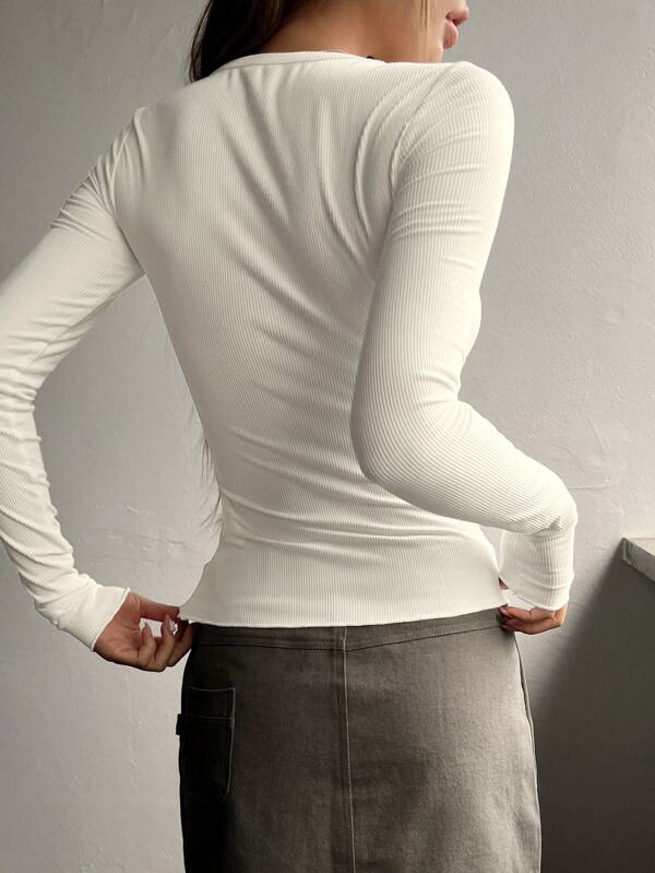 Damen-T-Shirt-Oberteil aus Rippstrick mit halben Knöpfen und langen Ärmeln Damen-T-Shirt-Oberteil aus Rippstrick mit halben Knöpfen und langen Ärmeln