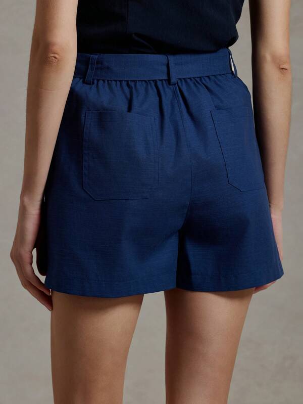 Glatt gewebte Damenshorts mit Taschen und Fliege in geradem Beinschnitt für Sommer- und Strandkleidung mit elegantem Look.